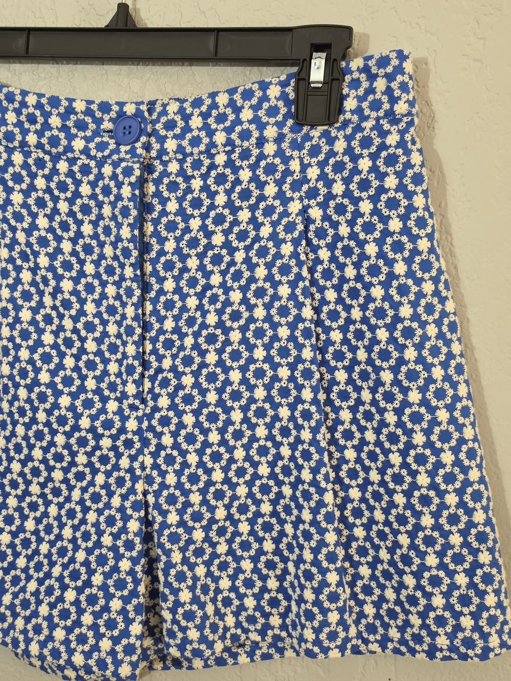 Skies Are Blue Embroidered Blue & White Pleated Shorts High Rise Womens Medium - Picture 2 of 8